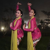Dua artis lintas generasi ini mengenakan kebaya pink berbahan lace yang dipadu kain batik pesisiran rancangan Didiet Maulana.  Foto: Instagram/@happysalma @indonesia_kaya