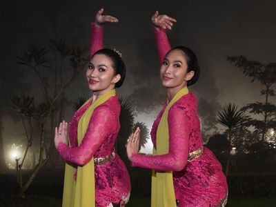 5 Aksi Ariel Tatum dan Happy Salma Luwes Nari Jaipong, Tuai Pujian