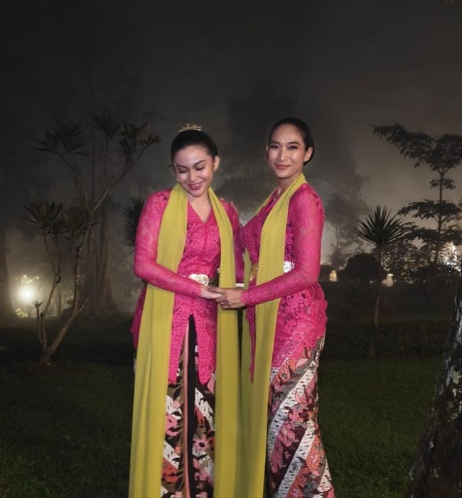 Ariel Tatum dan Happy Salma ikut memeriahkan acara ‘Sukabumi 1980’ di Selabintana Conference Resort, Sukabumi, Jawa Barat, pada 8 Desember 2023. Keduanya tampil mempersembahkan tari Jaipong. Foto: Instagram/@happysalma @indonesia_kaya