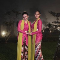 Ariel Tatum dan Happy Salma ikut memeriahkan acara ‘Sukabumi 1980’ di Selabintana Conference Resort, Sukabumi, Jawa Barat, pada 8 Desember 2023. Keduanya tampil mempersembahkan tari Jaipong. Foto: Instagram/@happysalma @indonesia_kaya