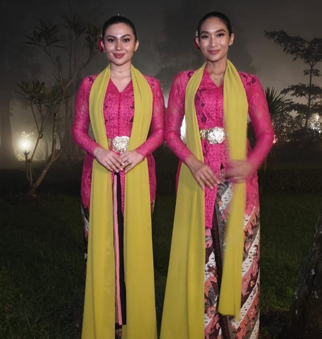 Selendang kuning mustar dan ikat pinggang dari kuningan melengkapi busana tradisional yang dikenakan Ariel dan Happy. Foto: Instagram/@happysalma @indonesia_kaya