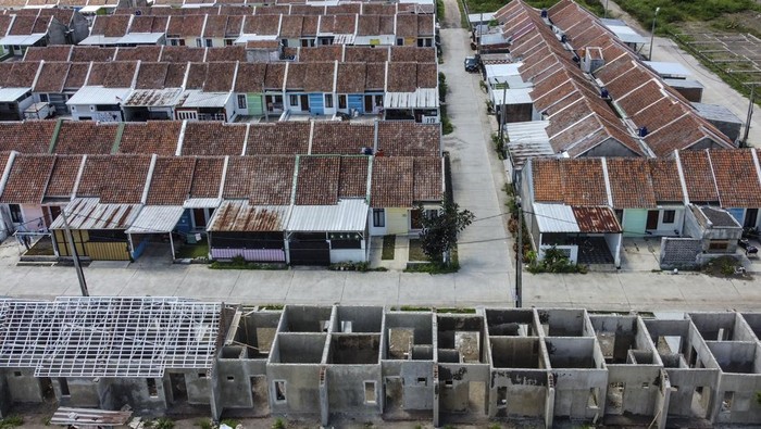 Foto udara perumahan subsidi di Bungursari, Kota Tasikmalaya, Jawa Barat, Rabu (13/12/2023). Kementerian Pekerjaan Umum dan Perumahan Rakyat (PUPR) telah menetapkan batasan harga rumah untuk program Kredit Pemilikan Rumah dengan Fasilitas Likuiditas Pembiayaan Perumahan (KPR FLPP) naik berkisar tujuh persen pada rentang Rp166 juta sampai Rp240 juta yang berlaku pada tahun 2024 mendatang. ANTARA FOTO/Adeng Bustomi/nym.