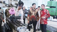Kepala Badan Pengembangan Sumber Daya Manusia Industri (BPSDMI) Kemenperin Masrokhan (kanan) meninjau Balai Diklat Industri Padang, Rabu (13/12/2023). Kemenperin terus meningkatkan kualitas maupun kuantitas SDM industri untuk memenuhi kebutuhan tenaga kerja nasional.