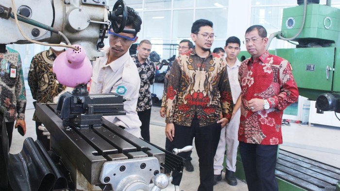 Hasilkan 38 Ribu Tenaga Kerja Perkuat SDM Industri Kemenperin terus meningkatkan kualitas maupun kuantitas SDM industri. Hal itu guna memenuhi kebutuhan tenaga kerja nasional.