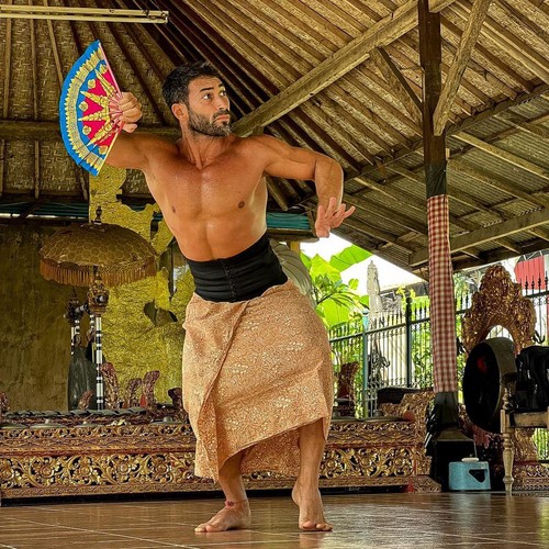 Igor Amanajas saat latihan menari Bali. (Instagram @iamanajas)