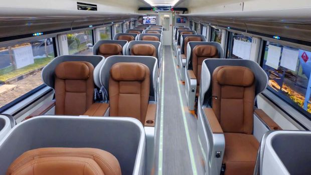 PT KAI mengoperasikan KA Argo Dwipangga relasi Gambir-Solo Balapan pp. Mereka menggunakan Kereta Eksekutif New Generation dan Kereta Luxury New Generation.