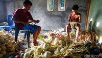 Ia pun membawa 100-200 buah gula aren dengan menjualnya dari warung ke warung. Itu pun tidak semuanya langsung habis di hari yang sama. Belum lagi Husni harus mengeluarkan uang bensin yang cukup banyak untuk sampai ke daerah yang ia tuju.  