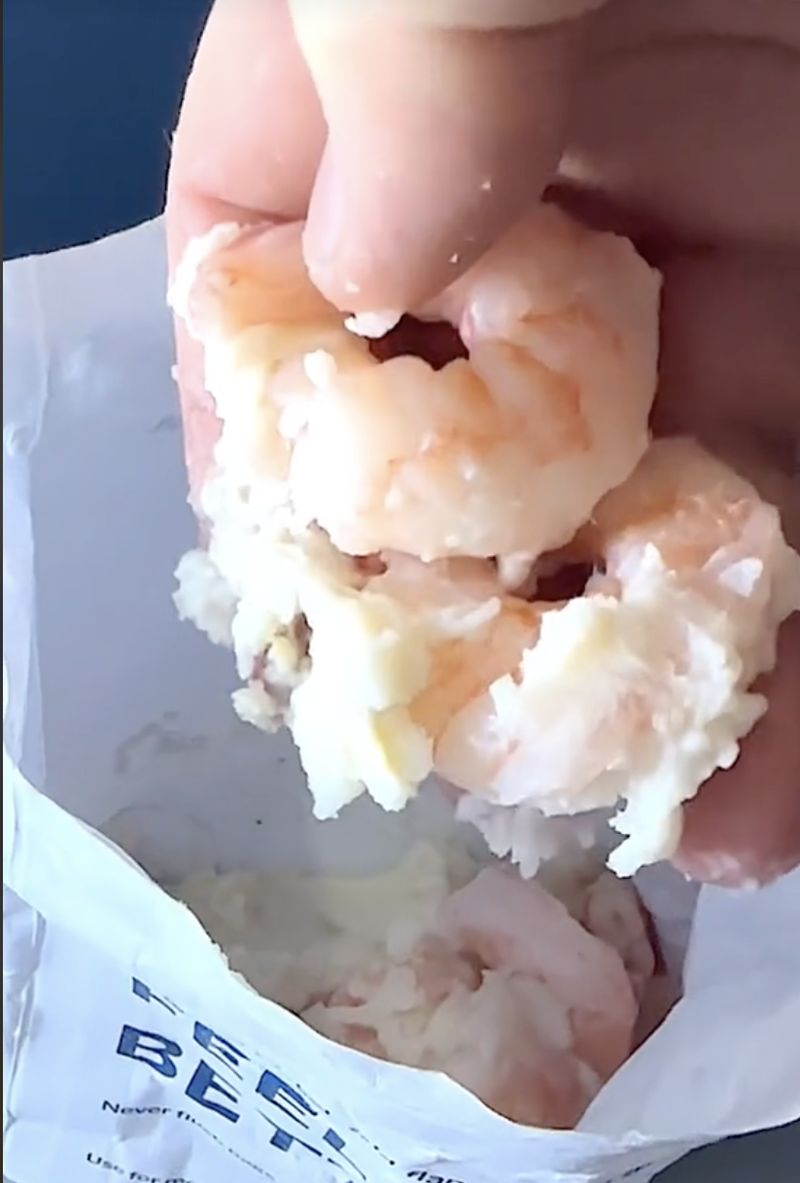 Iseng! Pria Ini Masak Udang Mentah di Toilet Pesawat