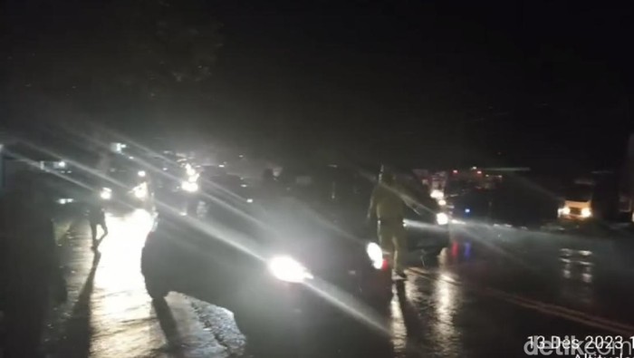 Jalan Poros Maros-Bone dibuka kembali dengan sistem buka tutup.