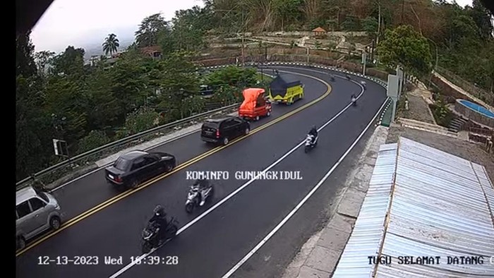 Jalur Jogja-Wonosari, Rabu (13/12/2023), pukul 16.40 WIB.