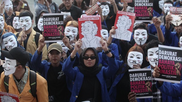 Ratusan mahasiswa yang tergabung dalam Komite Rakyat Melawan menggelar mimbar demokrasi saat diberlangsungkannya Festival HAM di halaman kampus Universitas Mulawarman, Samarinda, Kalimantan Timur, Rabu (13/12/2023).