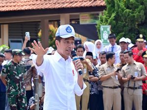 Saat Jokowi Kepanasan dan Pinjam Topi Siswa di SMKN 1 Kedungwuni Pekalongan