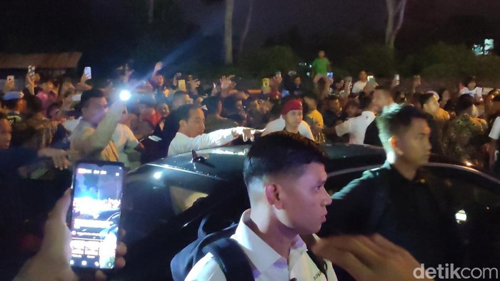 Sejumlah warga berusaha mendekati Presiden Jokowi saat kunjungan kerja di Salatiga, Rabu (13/12/2023).