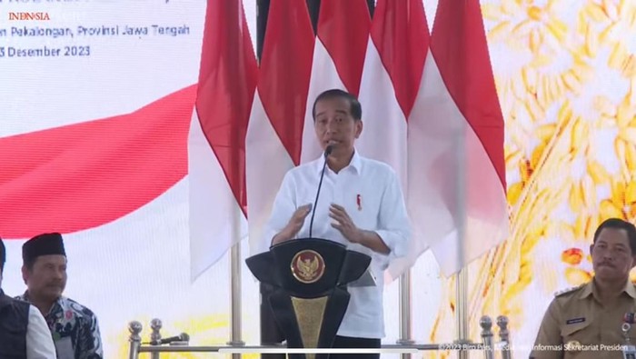 Jokowi saat memberi arahan ke penyuluh pertanian dan Babinsa se-Jawa Tengah di Pekalongan, seperti dilihat di akun YouTube Sekretariat Presiden, Rabu (13/12/2023).