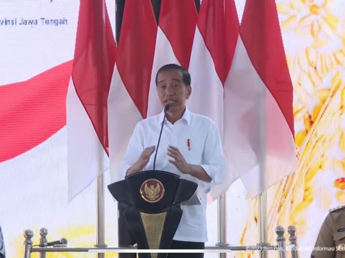 Jokowi saat memberi arahan ke penyuluh pertanian dan Babinsa se-Jawa Tengah di Pekalongan, seperti dilihat di akun YouTube Sekretariat Presiden, Rabu (13/12/2023).