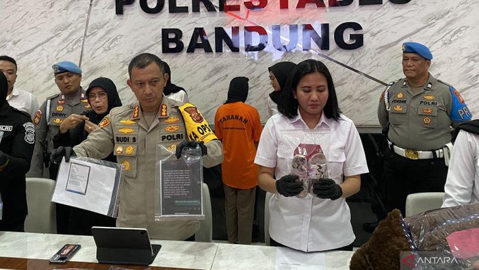 Kapolrestabes Bandung Kombes Budi Sartono merilis kasus asisten rumah tangga (ART) karena menculik anak majikan.