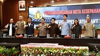 Kapolri Jenderal Listyo Sigit Prabowo menggelar jumpa pers bersama PSSI dan Satgas Antimafia Bola di Markas Besar Polri, Kebayoran Baru, Rabu (13/12/2023).