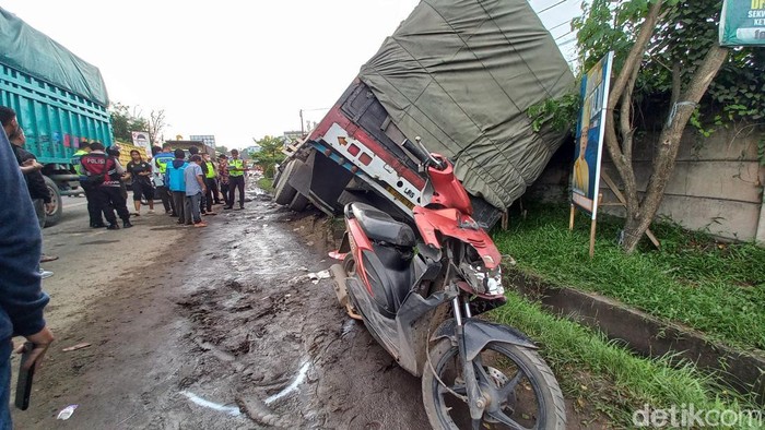 Kecelakaan truk fuso dan pemotor yang tewaskan mahasiswa Universitas Jambi