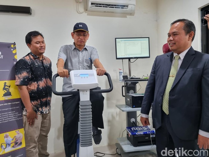 Kemendikbudristek RI Hibahkan Alat Kesehatan Modern Untuk Teaching Factory Pertama Unair