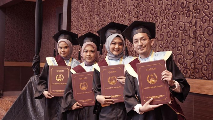 Kepala Badan Pengembangan Sumber Daya Manusia Industri (BPSDMI) Kemenperin Masrokhan (kiri) memberikan toga pelantikan wisuda SMK-Banda Aceh di Banda Aceh, Senin (11/12/2023). Kementerian Perindustrian melantik 5.673 siswa dan mahasiswa SMK, Politeknik, dan Akademi Komunitas Kemenperin sepanjang tahun 2023 dengan 87% lulusan SMK dan 74% lulusan Politeknik & Akom sudah terserap di industri.