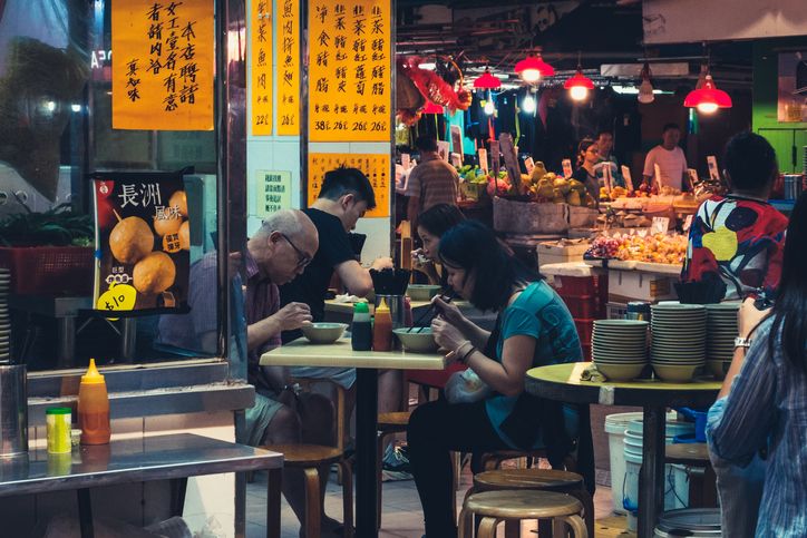Kacau! Ada Pelanggan Mabuk yang Buang Air di Tengah Restoran