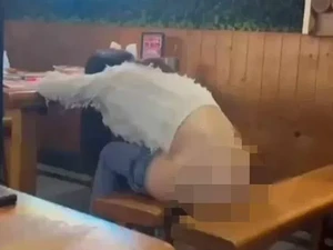 Kacau! Ada Pelanggan Mabuk yang Buang Air di Tengah Restoran