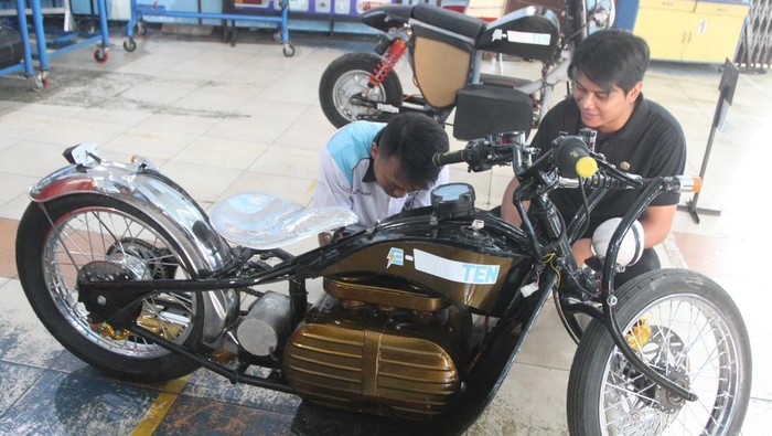 Kendaraan listrik inovasi pelajar SMK di Malang Pelajar menunjukkan cara pengisian ulang baterai mobil listrik yang diberi nama Jeep K10 di laboratorium otomotif SMK 10 Malang, Jawa Timur, Rabu (13/12/2023). Kendaraan listrik berupa motor dan mobil jip hasil inovasi pelajar tersebut menggunakan baterai rakitan bertegangan 72 volt sehingga memiliki daya penyimpanan lebih besar serta berbiaya lebih murah jika dibandingkan kendaraan listrik buatan pabrik. ANTARA FOTO/Ari Bowo Sucipto/foc.