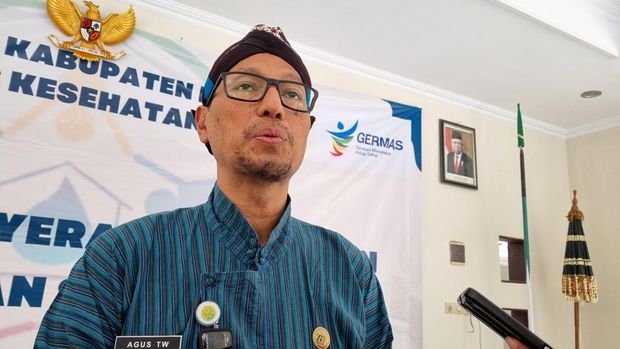 Kepala Dinkes Bantul Agus Tri Widiyantara (blangkon) saat memberikan keterangan.