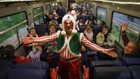 Berkeliling kota dengan kereta hias menjadi salah satu hiburan yang di nanti warga Kolombia menjelang Natal.