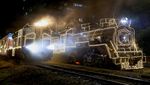 Kereta Berhias Lampu Natal Wira-wiri di Kolombia