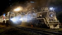 Kereta di Kolombia dihiasi lampu Natal.
