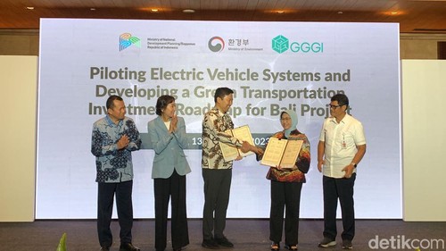 Pemerintah Indonesia dan Korea Selatan menyepakati kerja sama bilateral untuk pengembangan ekosistem kendaraan listrik bagi pelayanan transportasi publik di Bali, Sanur, Denpasar, Rabu (13/12/2023).