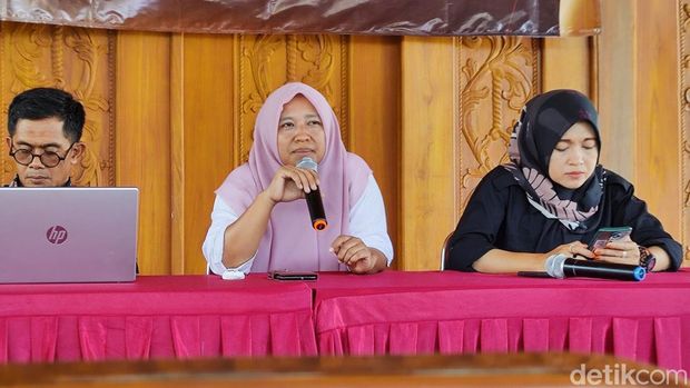 Ketua KPU Gunungkidul, Asih Nuryanti (tengah), Rabu (13/12/2023).