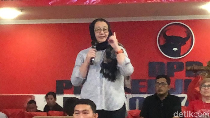 Ketua TPD Ganjar-Mahfud DIY Yuni Setya Rahayu saat nonton bareng debat perdana capres di DPD PDIP DIY, Selasa (12/12/2023).