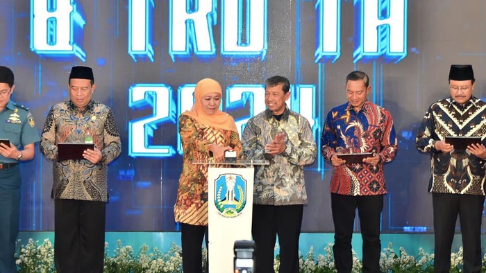 Khofifah Serahkan DIPA-TKD 2024ke perwakilan satuan kerja dan pemda