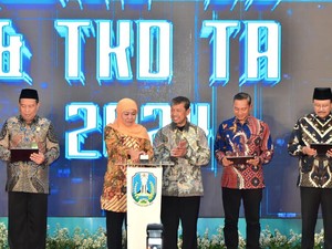 Khofifah Serahkan DIPA-TKD 2024, Pesan Setiap Anggaran Harus Tepat Sasaran