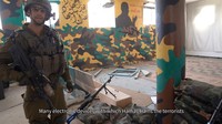 Tentara Israel itu menceritakan beberapa rekaman di mana ia memperlihatkan area di dalam masjid, mereka menemukan senjata dan area pelatihan Hamas.
