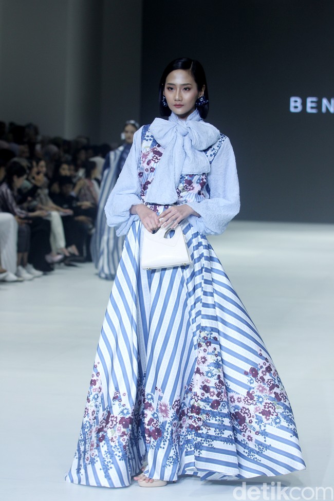 Fashion show Benang Jarum menghadirkan di JFW 2024, bertempat di Pondok Indah Mal 3, Jakarta Selatan, Jumat [27/10/2023]. Benang Jarum menghadirkan koleksi koleksi The Amona Series yang merupakan perpaduan antara motif floral yang klasik, garis-garis geomatrik dan monogram khas Benang Jarum. Foto: Mohammad Abduh/detikcom.
