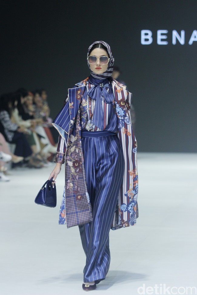 Fashion show Benang Jarum menghadirkan di JFW 2024, bertempat di Pondok Indah Mal 3, Jakarta Selatan, Jumat [27/10/2023]. Benang Jarum menghadirkan koleksi koleksi The Amona Series yang merupakan perpaduan antara motif floral yang klasik, garis-garis geomatrik dan monogram khas Benang Jarum. Foto: Mohammad Abduh/detikcom.