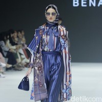 Fashion show Benang Jarum menghadirkan di JFW 2024, bertempat di Pondok Indah Mal 3, Jakarta Selatan, Jumat [27/10/2023]. Benang Jarum menghadirkan koleksi koleksi The Amona Series yang merupakan perpaduan antara motif floral yang klasik, garis-garis geomatrik dan monogram khas Benang Jarum. Foto: Mohammad Abduh/detikcom.