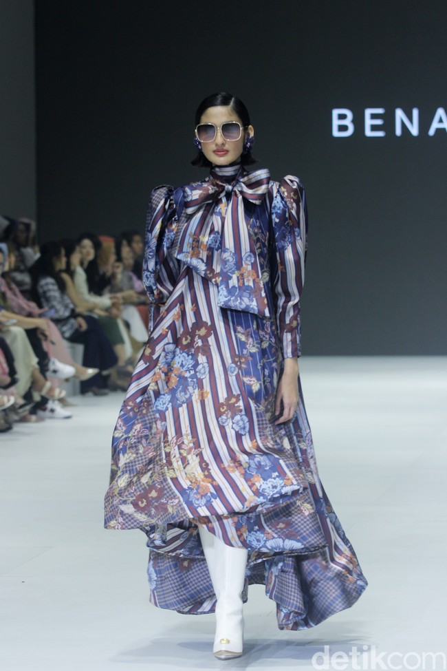 Fashion show Benang Jarum menghadirkan di JFW 2024, bertempat di Pondok Indah Mal 3, Jakarta Selatan, Jumat [27/10/2023]. Benang Jarum menghadirkan koleksi koleksi The Amona Series yang merupakan perpaduan antara motif floral yang klasik, garis-garis geomatrik dan monogram khas Benang Jarum. Foto: Mohammad Abduh/detikcom.