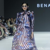 Fashion show Benang Jarum menghadirkan di JFW 2024, bertempat di Pondok Indah Mal 3, Jakarta Selatan, Jumat [27/10/2023]. Benang Jarum menghadirkan koleksi koleksi The Amona Series yang merupakan perpaduan antara motif floral yang klasik, garis-garis geomatrik dan monogram khas Benang Jarum. Foto: Mohammad Abduh/detikcom.