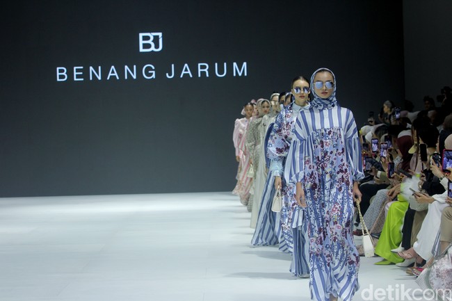 Fashion show Benang Jarum menghadirkan di JFW 2024, bertempat di Pondok Indah Mal 3, Jakarta Selatan, Jumat [27/10/2023]. Benang Jarum menghadirkan koleksi koleksi The Amona Series yang merupakan perpaduan antara motif floral yang klasik, garis-garis geomatrik dan monogram khas Benang Jarum. Foto: Mohammad Abduh/detikcom.