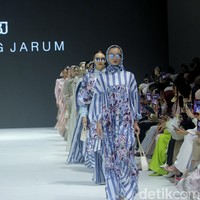 Fashion show Benang Jarum menghadirkan di JFW 2024, bertempat di Pondok Indah Mal 3, Jakarta Selatan, Jumat [27/10/2023]. Benang Jarum menghadirkan koleksi koleksi The Amona Series yang merupakan perpaduan antara motif floral yang klasik, garis-garis geomatrik dan monogram khas Benang Jarum. Foto: Mohammad Abduh/detikcom.