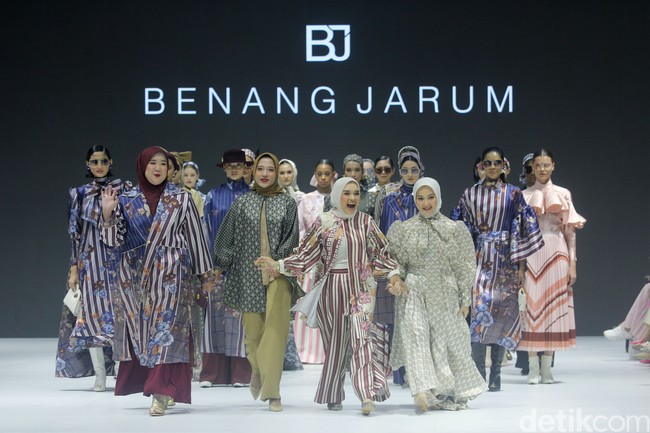 Fashion show Benang Jarum menghadirkan di JFW 2024, bertempat di Pondok Indah Mal 3, Jakarta Selatan, Jumat [27/10/2023]. Benang Jarum menghadirkan koleksi koleksi The Amona Series yang merupakan perpaduan antara motif floral yang klasik, garis-garis geomatrik dan monogram khas Benang Jarum. Foto: Mohammad Abduh/detikcom.