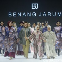 Fashion show Benang Jarum menghadirkan di JFW 2024, bertempat di Pondok Indah Mal 3, Jakarta Selatan, Jumat [27/10/2023]. Benang Jarum menghadirkan koleksi koleksi The Amona Series yang merupakan perpaduan antara motif floral yang klasik, garis-garis geomatrik dan monogram khas Benang Jarum. Foto: Mohammad Abduh/detikcom.