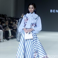Fashion show Benang Jarum menghadirkan di JFW 2024, bertempat di Pondok Indah Mal 3, Jakarta Selatan, Jumat [27/10/2023]. Benang Jarum menghadirkan koleksi koleksi The Amona Series yang merupakan perpaduan antara motif floral yang klasik, garis-garis geomatrik dan monogram khas Benang Jarum. Foto: Mohammad Abduh/detikcom.