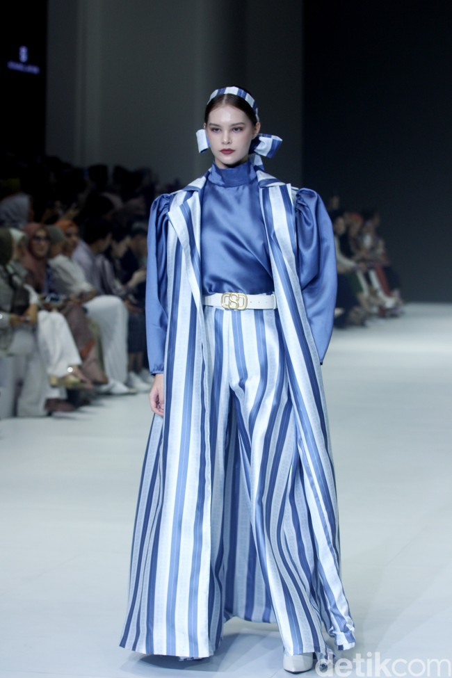 Fashion show Benang Jarum menghadirkan di JFW 2024, bertempat di Pondok Indah Mal 3, Jakarta Selatan, Jumat [27/10/2023]. Benang Jarum menghadirkan koleksi koleksi The Amona Series yang merupakan perpaduan antara motif floral yang klasik, garis-garis geomatrik dan monogram khas Benang Jarum. Foto: Mohammad Abduh/detikcom.