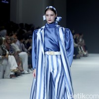 Fashion show Benang Jarum menghadirkan di JFW 2024, bertempat di Pondok Indah Mal 3, Jakarta Selatan, Jumat [27/10/2023]. Benang Jarum menghadirkan koleksi koleksi The Amona Series yang merupakan perpaduan antara motif floral yang klasik, garis-garis geomatrik dan monogram khas Benang Jarum. Foto: Mohammad Abduh/detikcom.