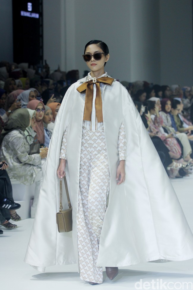 Fashion show Benang Jarum menghadirkan di JFW 2024, bertempat di Pondok Indah Mal 3, Jakarta Selatan, Jumat [27/10/2023]. Benang Jarum menghadirkan koleksi koleksi The Amona Series yang merupakan perpaduan antara motif floral yang klasik, garis-garis geomatrik dan monogram khas Benang Jarum. Foto: Mohammad Abduh/detikcom.